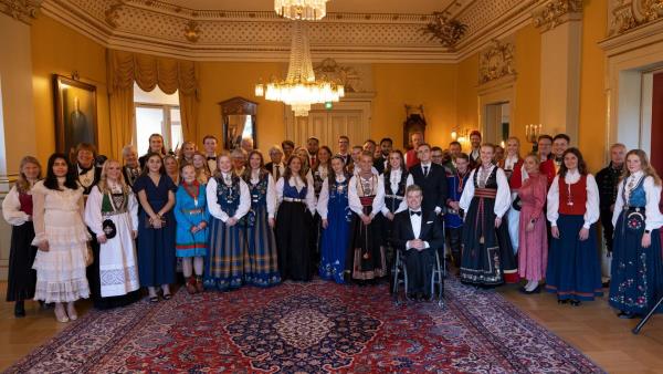 Gruppebilde av alle gjester som deltok under mottakelsen i regjeringens representasjonsbolig i anledning prinsesse Ingrid Alexandras myndighetsdag
