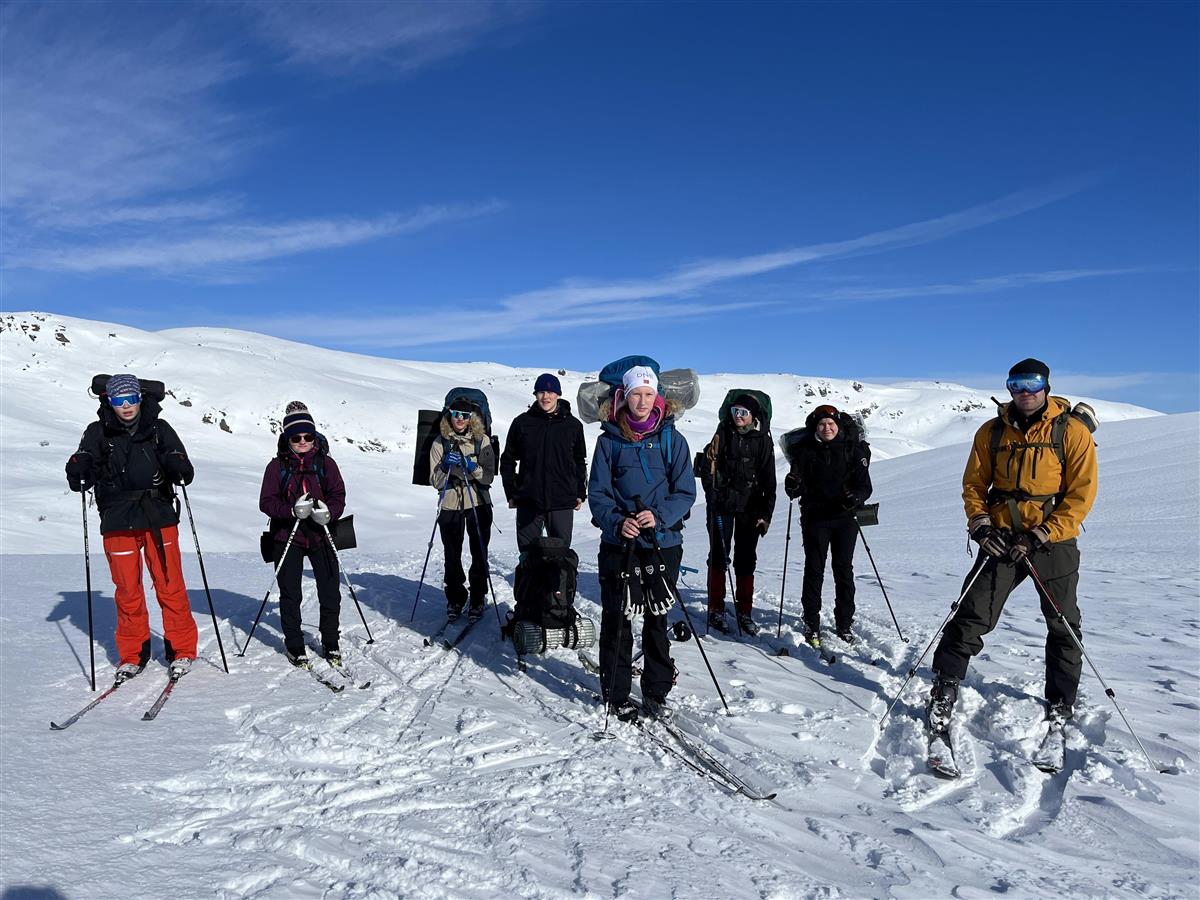 Gruppebilde av mennesker på ski. Foto. - Klikk for stort bilde