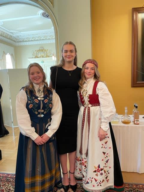 Bilde av tre inviterte gjester til feiringen av myndighetsdagen til prinsesse Ingrid Alexandra - Klikk for stort bilde