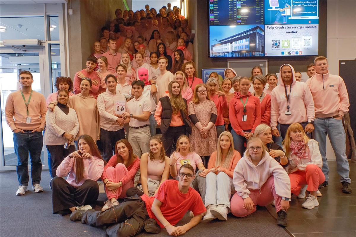 Gruppebilde av ansatte og elever som hadde møtt opp i rosa bekledning. - Klikk for stort bilde