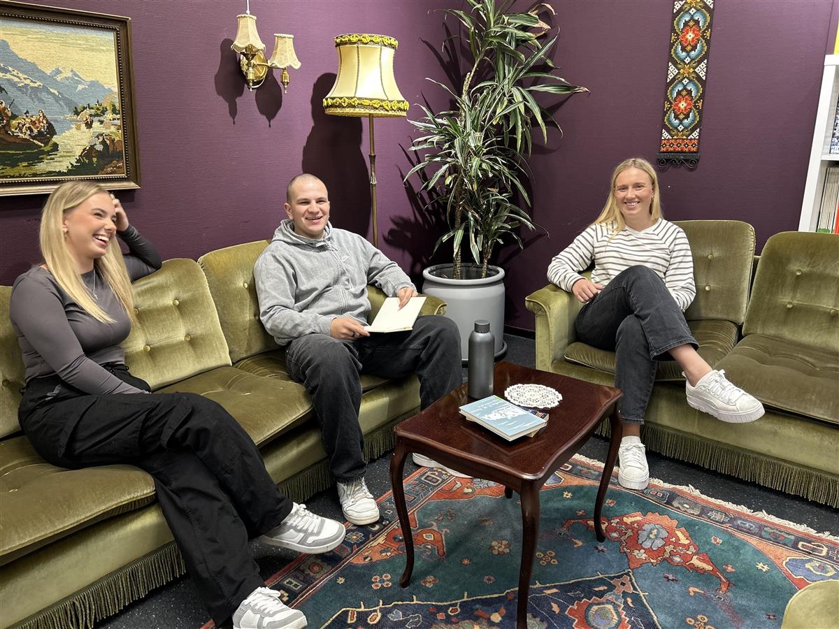 Tre elever sitter i sofa.  - Klikk for stort bilde